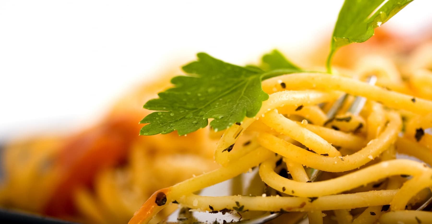 immagini di pasta spaghetti con guarnizione di foglia di prezzemolo